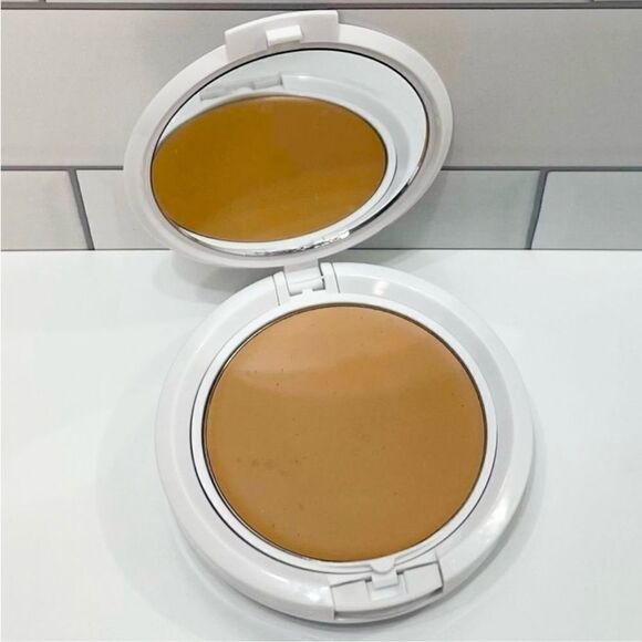 TIGI Cosmetics Light Creme Foundation - Picture 1 of 1